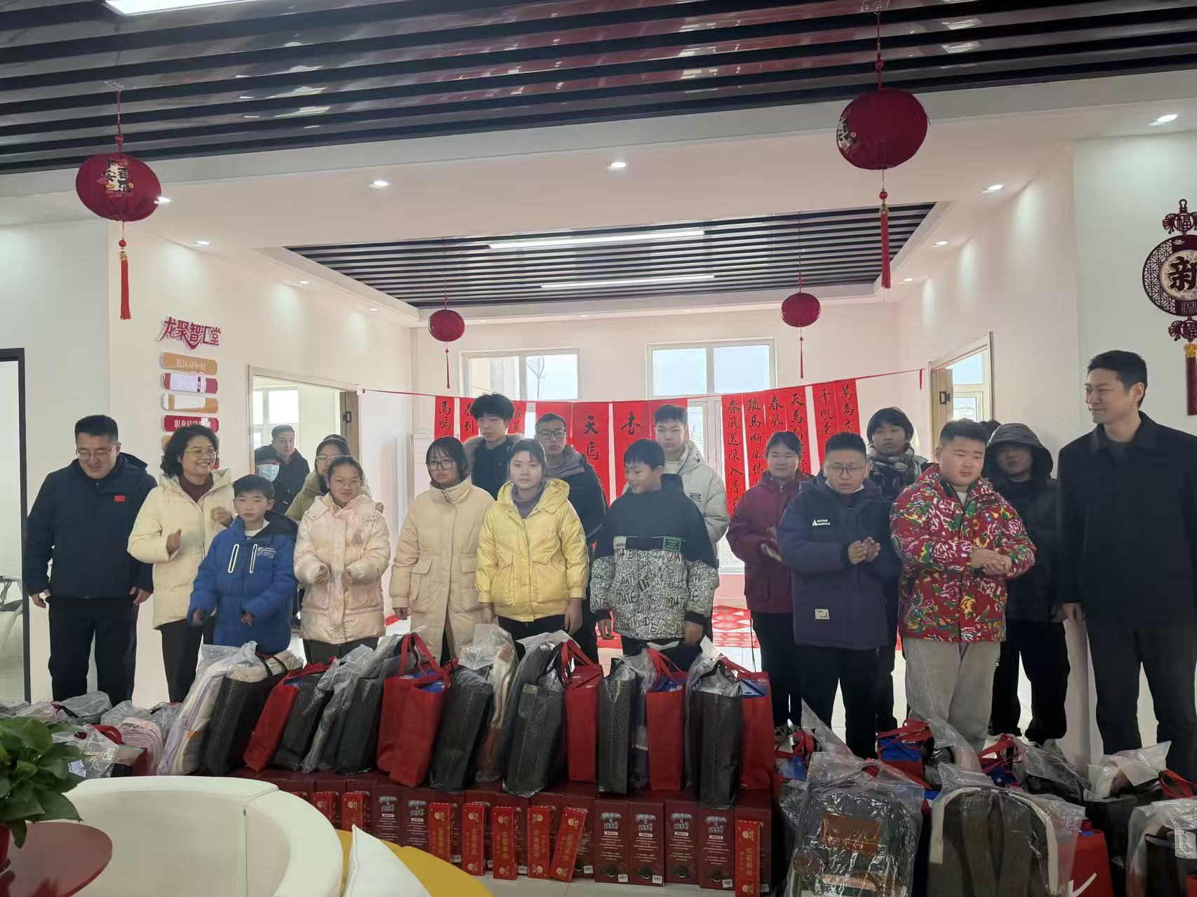 范莊社區龍眼山莊小區黨群服務站揭牌儀式暨迎新春送春聯活動、德源藥業為兒童送溫暖.jpg